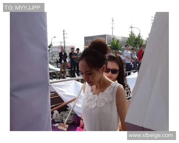 赛场浪漫瞬间球员深情告白求婚成功观众掌声雷动见证爱